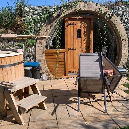 Romantic Escape Luxury Hobbit House With Hot Tub! Sheerness Luaran gambar
